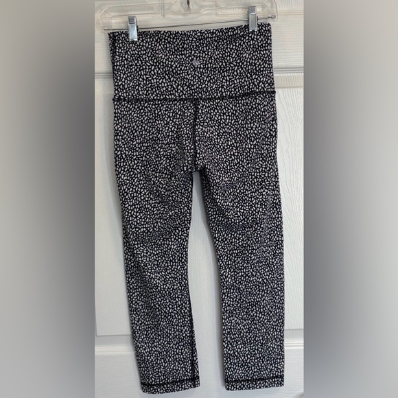 Lululemon Wunder Under Crop (Hi-Rise)
Miss Mosaic Black Size 8 - Picture 4 of 6